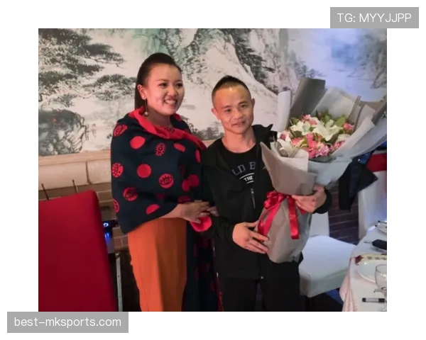 熊朝忠买菜拎着大牌包，隔壁阿姨当街议论声比菜市场还热闹